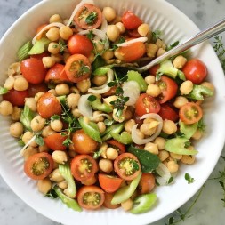 Insalatona di ceci, pomodorini e sedano