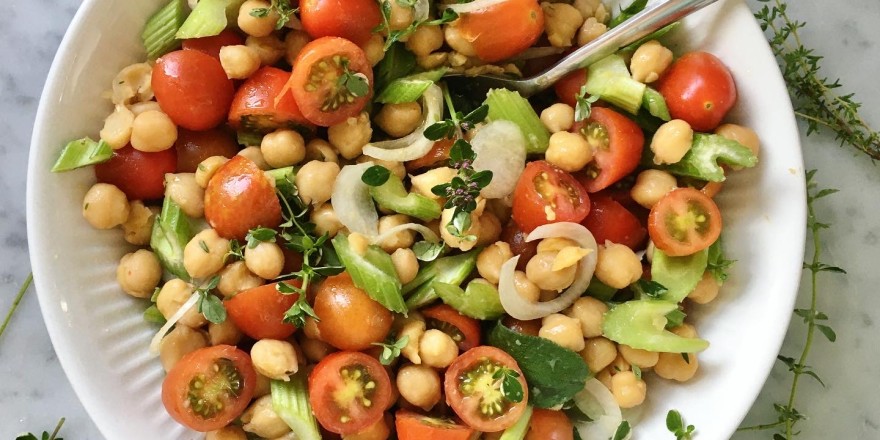 Insalatona di ceci, pomodorini e sedano