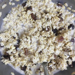 Lasciamo in ammollo l'avena e l'uvetta