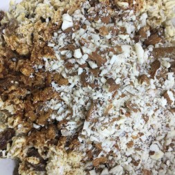 Aggiungiamo mandorle e cannella