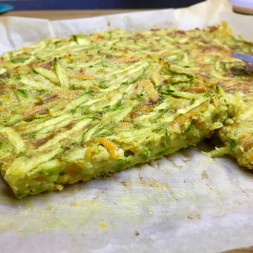 Farinata di ceci con verdure, curry e rosmarino