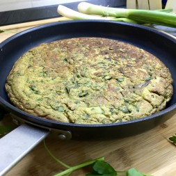 Veg frittata con asparagi e cipollotti