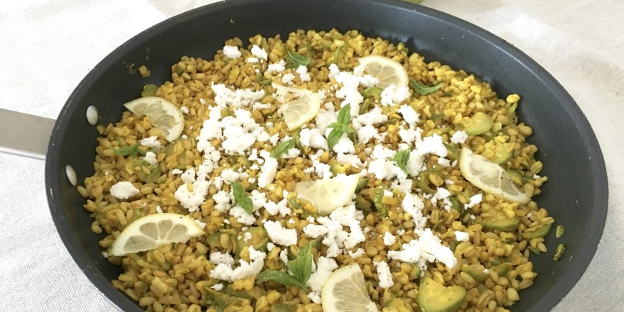 Avena alla curcuma con zucchine, feta e limone