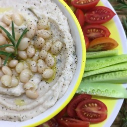 Hummus di fagioli con verdure