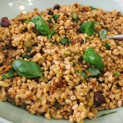 Farro con fagioli, zucchine, pomodori secchi e olive