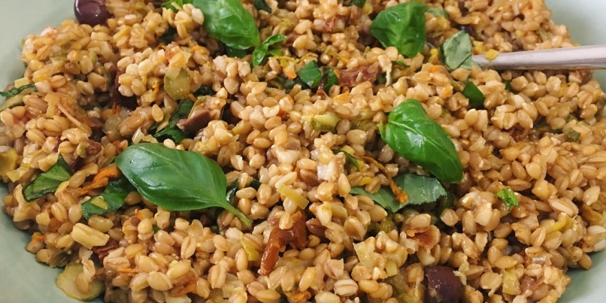 Farro con fagioli, zucchine, pomodori secchi e olive