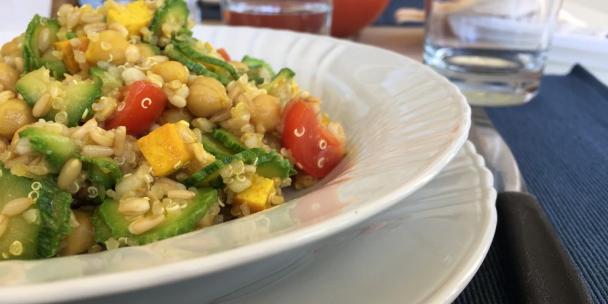 Insalata di quinoa, avena e ceci