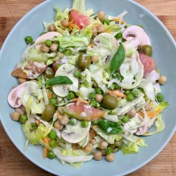 Insalatona con legumi e salsa allo yogurt