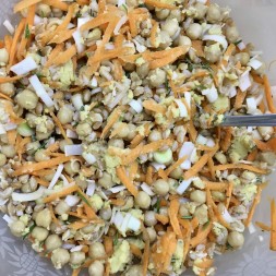 Mescoliamo tutti gli ingredienti in una ciotola